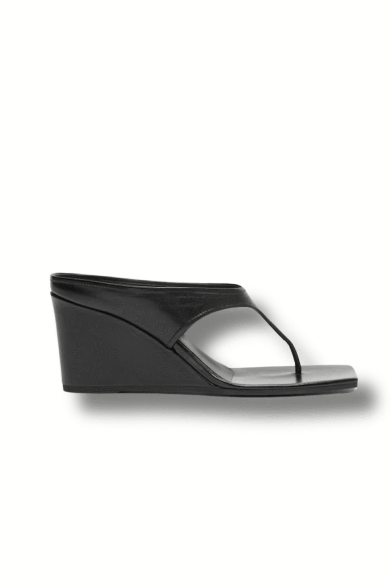 Mules tong noires compensées Arket en cuir pour look minimaliste chic et tenue de bureau femme élégante
